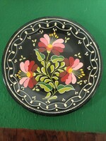 A decorative plate with a granite mark is of folk character