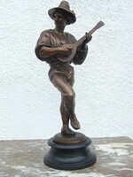 Guitarist statue spaiater
