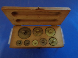 Scale weight set with crown verifier