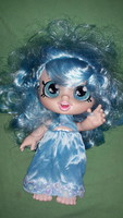 Tündéri aranyos EREDETI Kindi Doll Moose kék hajú MANGA BABA 28cm a képek szerint