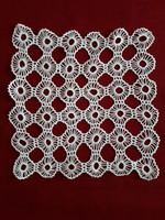 Square crochet spreader