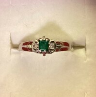 Platinum ring with emerald and brill stones