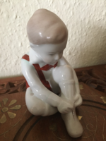 Cipőt húzó kisfiú - Aquincumi porcelán szobor