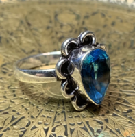 Gyönyörű indiai 925 ezüstözött gyűrű kék kővel 7-es méret (17 mm átmérő), keleti gyűrű