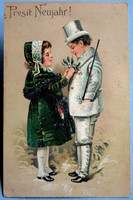 Antik dombornyomott Újévi üdvözlő képeslap - kisleány, kisfiú elegáns ruhában , fagyöngy