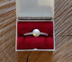 Beautiful silver ring with real cultured pearls and zircons