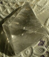 Hegyikristály  piramis, ezotéria, szivárvány