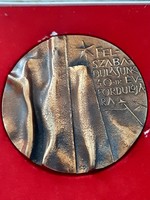 A felszabadulásunk 40. évfordulójára bronz  plakett , SZ. P  szignóval 10 cm átmérőjű