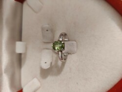 Karmos foglalatban zöld köves ezüst gyűrű
