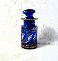 It is 15 cm high with a duo of gilded blue glass bottles