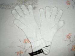 White knitted women's gloves