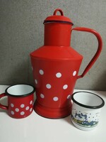 It is accompanied by a 2 liter water jug with red dots and 2 matching mugs