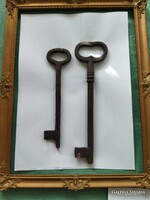 Old keys 23 and 19 cm together