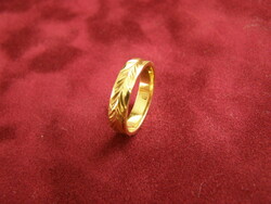 Women's gold wedding ring, a very attractive ring for the little finger