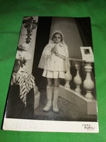 Antik fotó első áldozó kisleány KUPÁS FOTO BAJA műterméből képeslap méret  a képek szerint