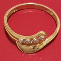 14 karátos arany gyűrű, kövekkel, 1,9 gramm