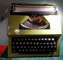 Táska írógép TANGÓ 1200 / hibátlan, ékezetes betűkkel/.