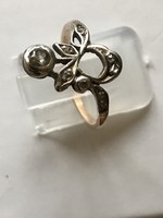 Art Nouveau gold ring with leaf buds