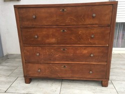 4-Drawer chest of drawers.
