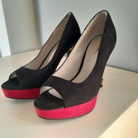 Retro women's casual shoes in black-red color, with panther-patterned heels