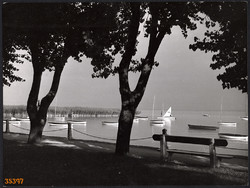 Nagyobb méret, Szendrő István fotóművészeti alkotása. Balatonfüred, Tagore sétány, csónakok, 1930-as