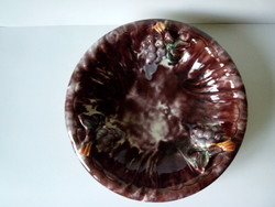 I am giving an antique old large grape-patterned majolica bowl, a ceramic plate, and a small vase as a gift