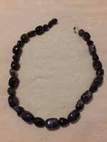 Különböző méretű és formájú, fűzhető lápisz lazuli "gyöngyök"