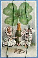 Antik dombornyomott Újévi üdvözlő képeslap - pezsgőző bohócruhás gyerekek , hatalmas 4levelű lóhere