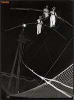 Nagyobb méret, Szendrő István fotóművészeti alkotása. Cirkuszi produkció, kötéltánc, 1930-as évek.
