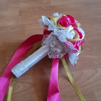 ÚJ, Egyedi készítésű hófehér-pink-arany csipkés menyasszonyi örökcsokor