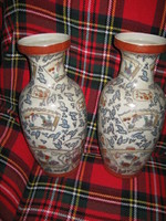 A pair of gold-painted Chinese vases
