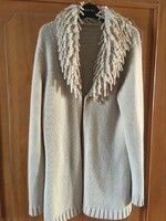 Warm knitted cardigan with beige collar