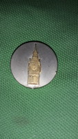 Régi angol fém medál aranyozott BIG BEN óratornya dombor mintával 2,8 cm a képek szerint