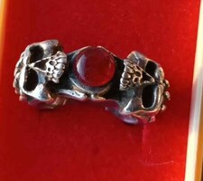 SILOE - Robosztus halálfejes vörösköves ezüst gyűrű