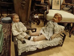 Babák, papírmasé fejű 1930-as évekből származó játékok, textil test, fa ágy, ágynemű, komplett szett