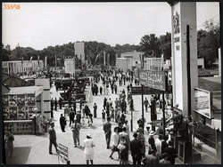 Nagyobb méret, Szendrő István fotóművészeti alkotása. Budapest, ipari vásár, haditechnika, 1930-as