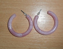 Marbled mauve colored, plug-in earrings.