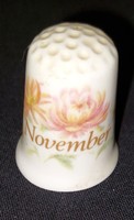 Angol porcelán gyűszű (November feliratú)