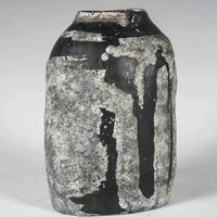 Lívia Gorka - sammot black and white vase