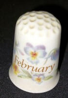 Angol porcelán gyűszű (Február feliratú)