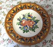 Marked, hand-painted, glazed ceramic wall plate, 28 cm in diameter.