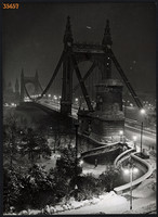 Nagyobb méret, Szendrő István fotóművészeti alkotása. Budapest, a régi Erzsébet híd télen, 1930-as