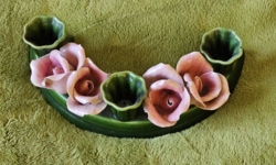 Semicircular porcelain candle holder with three candles decorated with roses