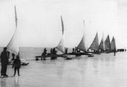 Ba - 386 who has a beautiful memory on the balat: ice sailboats