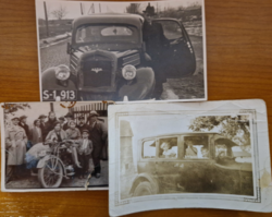 Három darab régi járműves fotó egyben, két autó, egy motorkerékpár