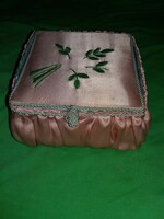 Antique hand-embroidered inside and outside silk gift box 20x20x10 cm as shown in the pictures