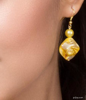 Earrings made of shiny, golden yellow mother-of-pearl and glass beads