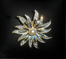 Beautiful, gold-colored, sunflower brooch decorated with zircons and pearls. More beautiful than in the pictures!