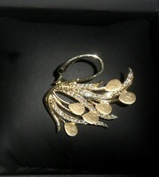 Beautiful, gold-colored swan brooch decorated with stones and zirconia. More beautiful than in the pictures!