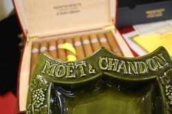 Moët & Chandon Dom Pérignon pajzs alakú porcelán szivar hamutartó Francia bisztró és bárfelszerelés